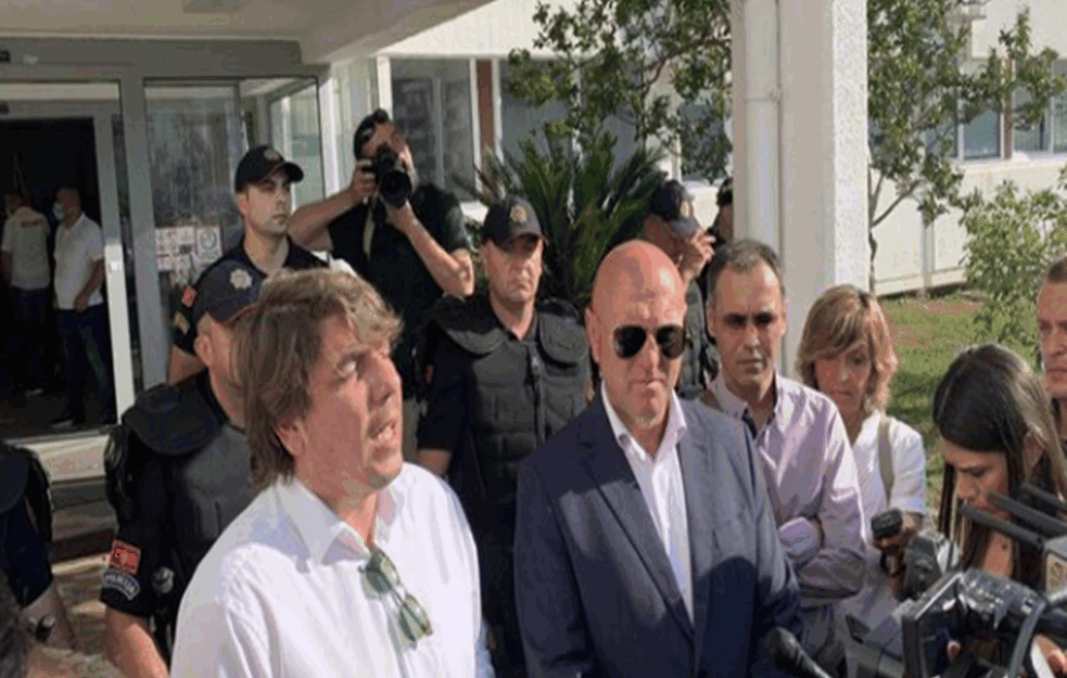 TENZIJE NAKON NASILJA U BUDVI: Zatvorena zgrada opštine; Carević kaže da će dolaziti svaki dan, policija krši ustav